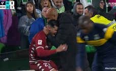 Nafti monta el show con el abrazo viral de la jornada por tres rojas al Alcorcón: «Tengo miedo a tuitear»