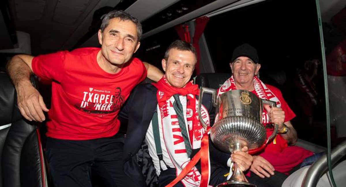 Ernesto Valverde,  con la camiseta con dedicatoria. /ATHLETIC CLUB