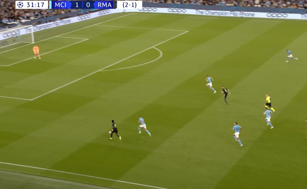 Vinícius se desmarca con Walker siguiéndole la carrera.  WYSCOUT