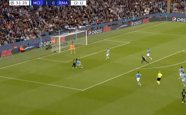 Walker le roba la pelota a Vini en área propia.  WYSCOUT