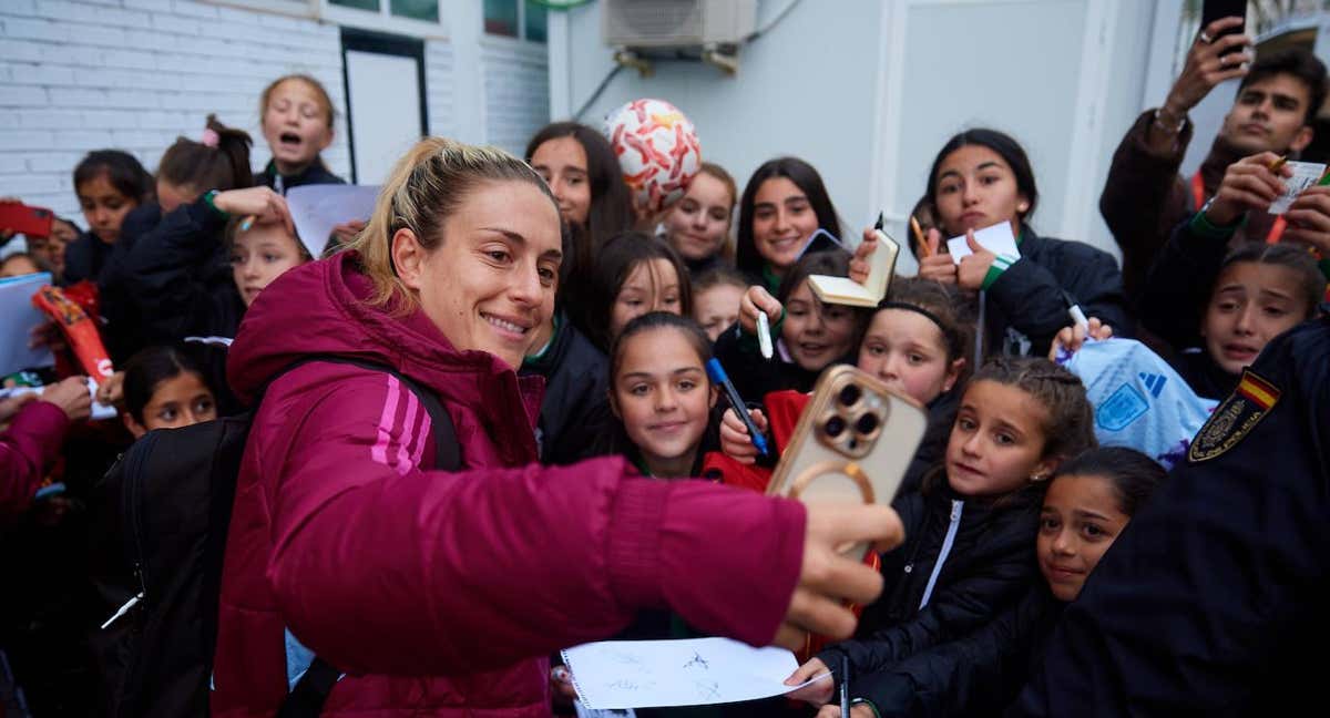 Alexia Putellas haciéndose fotos y firmando autógrafos a la salida de El Plantío. /RFEF