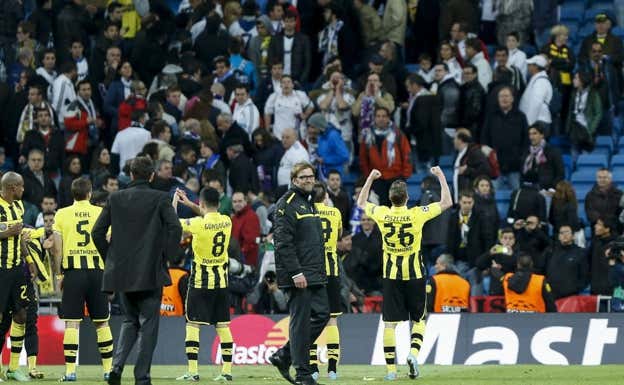 Los jugadores del Dortmund festejan ante su afición, en el 'gallinero' del antiguo Bernabéu.  IGNACIO GIL