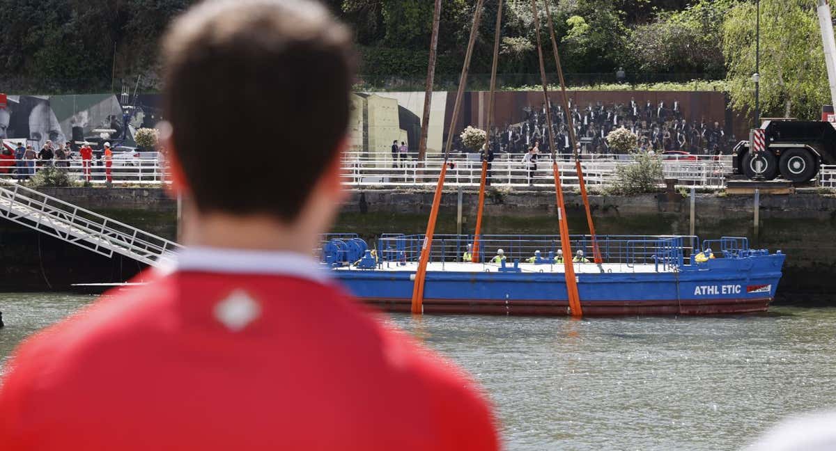 Momento en el que la gabarra llega a la ría para la celebración de la Copa./EFE