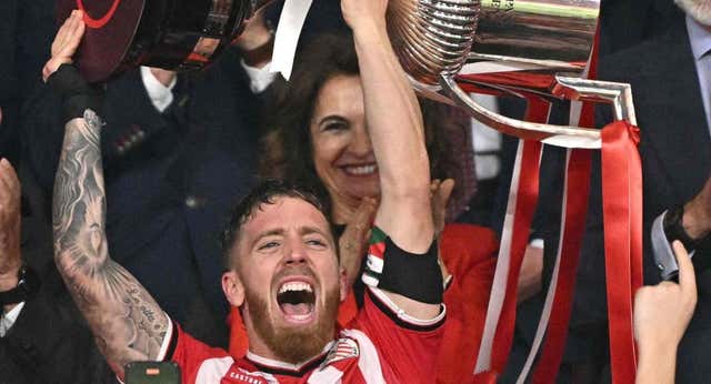 Iker Muniain versiona una canción de River Plate para la fiesta de la Gabarra