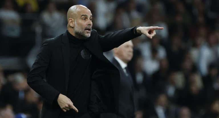 Guardiola da indicaciones en la banda.