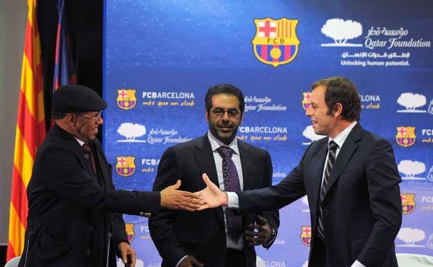 Rosell da la mano al vicepresidente de Qatar Foundation, el día que se cerró el contrato. AFP