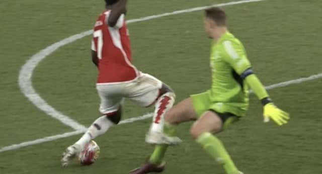 La jugada de la discordia entre Saka y Neuer que revoluciona al Arsenal: “Es penalti claro”