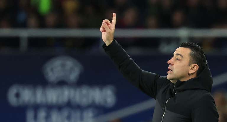 Xavi dirigiendo su último partido de Champions, contra el Nápoles.