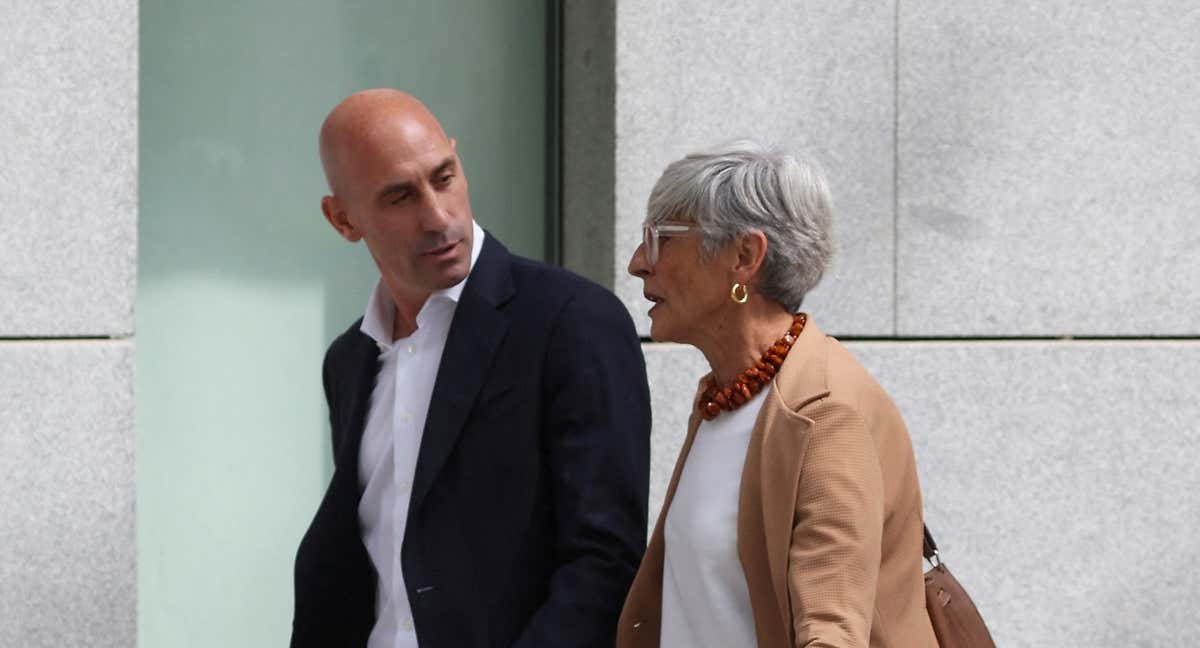 Luis Rubiales con su abogada a su llegada a la Audiencia Nacional. /EFE