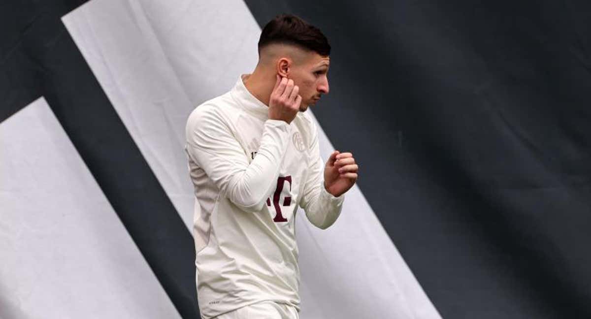 Bryan Zaragoza, antes de n entrenamiento del Bayern./EFE/EPA/ANNA SZILAGYI