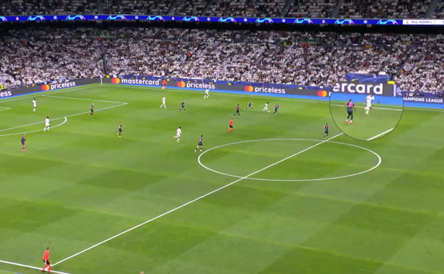 Akanji está pendiente de Vinícius y con Rodrygo ya en carrera, al suizo le costó arrancar con la espalda poco protegida.  WYSCOUT