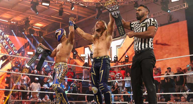 Axiom y Nathan Frazer celebran su victoria en el episodio de WWE NXT del 9 de abril de 2024.