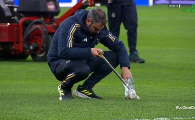Un jardinero del Real Madrid sacando una muestra del césped del Bernabéu. Movistar+