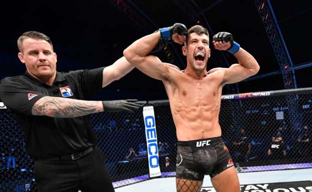 Joel Álvarez festeja una victoria.  UFC