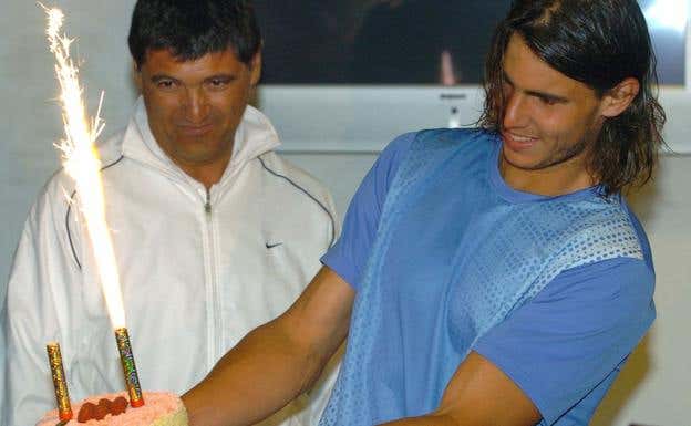Nadal celebra su vigésimo cumpleaños en 2006 junto a su tío Toni.  EFE/Andreu Dalmau