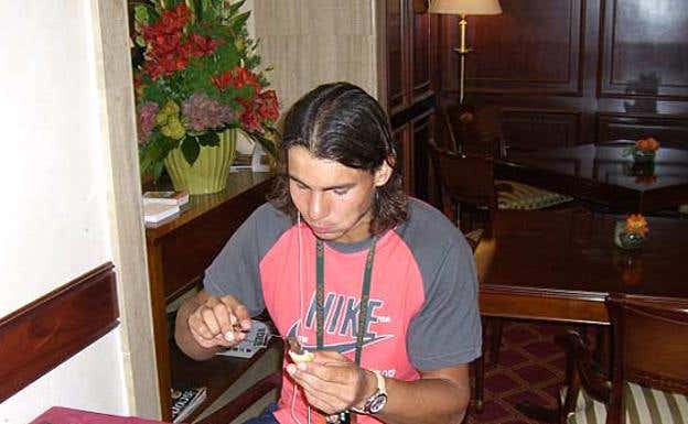 Nadal desayunando en su hotel durante Roland Garros 2006.  ATP