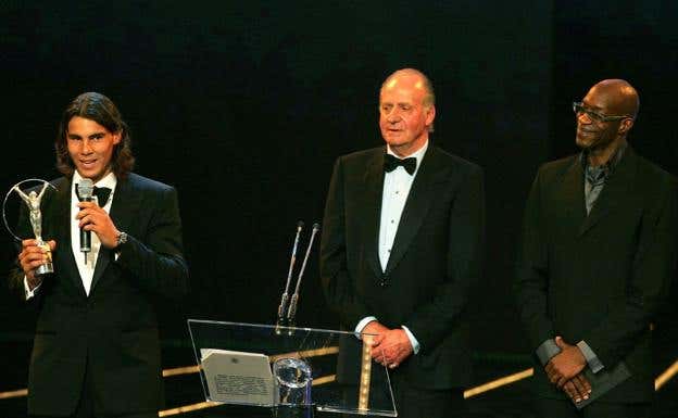 Nadal y el rey Juan Carlos en la gala de los Laureus.  EFE / Jamie McDonald