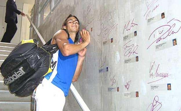 Rafael Nadal firma un muro durante Roland Garros 2006.  ATP