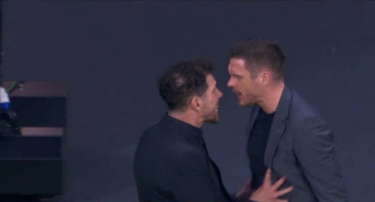 Simeone y Kehl, cara a cara en la banda del Metropolitano.