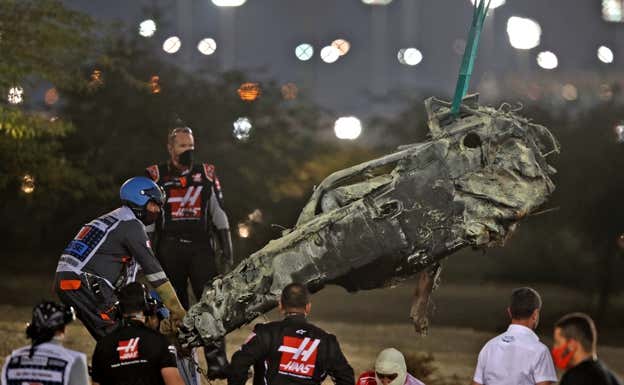 Los restos del coche de Grosjean, carbonizados y recogidos en grúa.  AFP