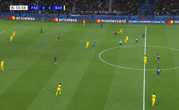 Lewandowski recibe el pase de Cubarsí.