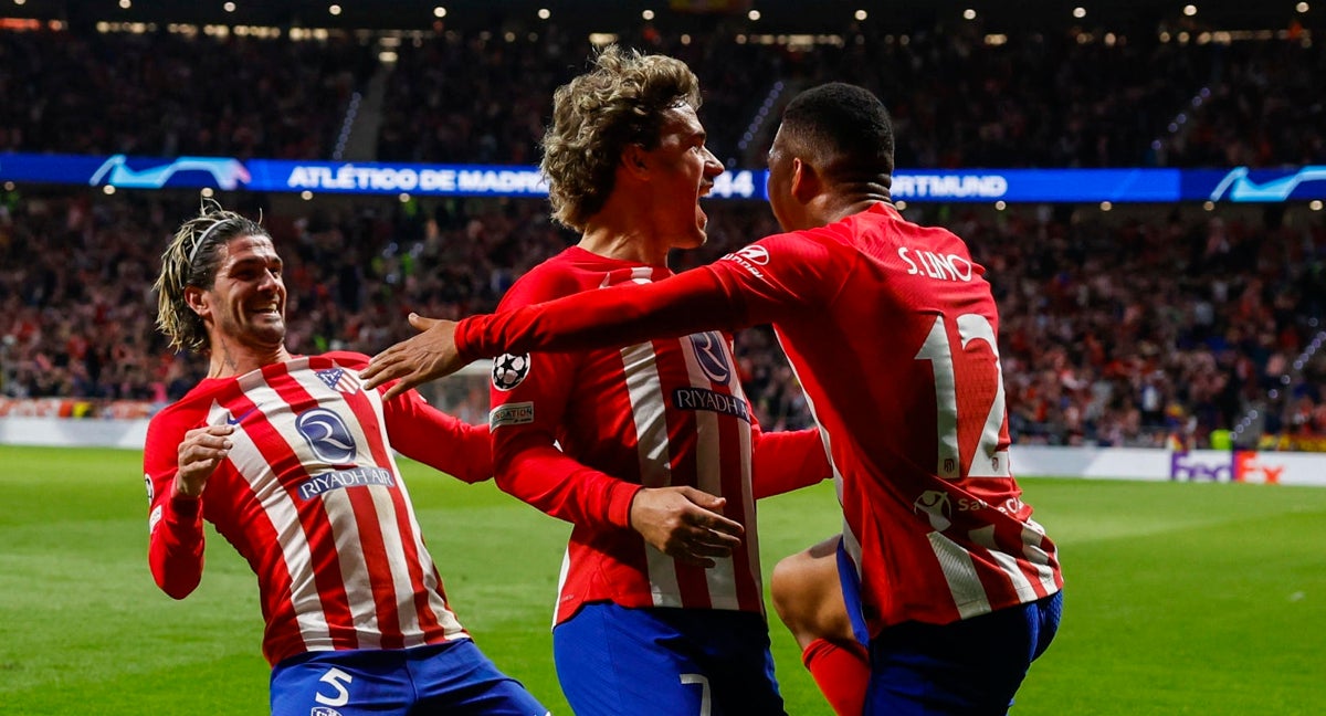 Los jugadores del Atlético de Madrid celebran el tanto de Lino.
