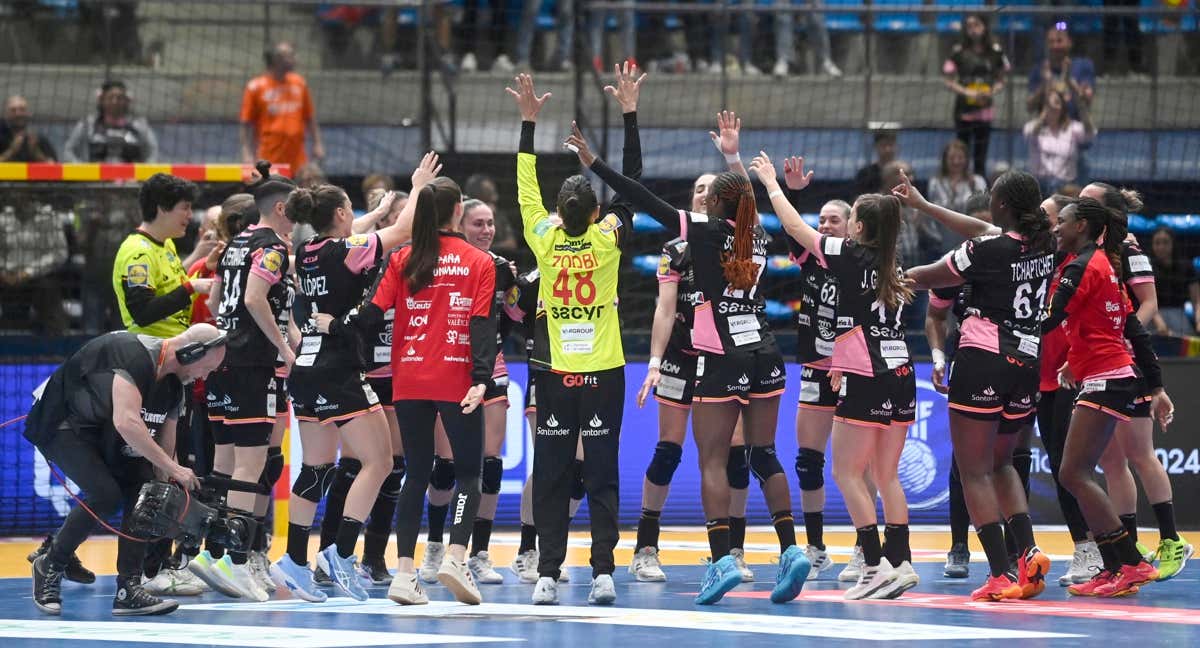 La selección femenina de balonmano celebra su victoria clave ante República Checa en el Preolímpico de Torrevieja./AFP