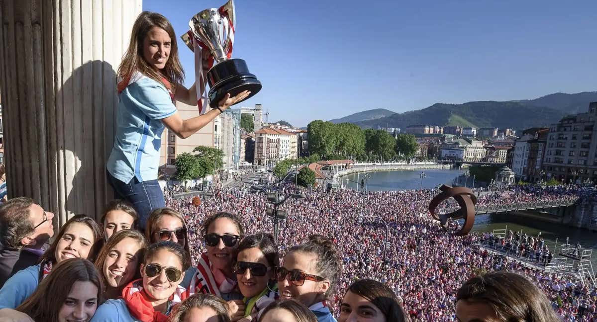 Las jugadoras del Athletic celebran el título de liga en 2016.