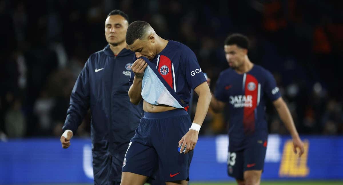 Mbappé, tras el pitido final del PSG-Barça./EFE/EPA/YOAN VALAT