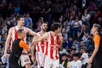 Milos Teodosic se enciende por una técnica... ¡y tienen que separarlo tras encararse con un árbitro español!