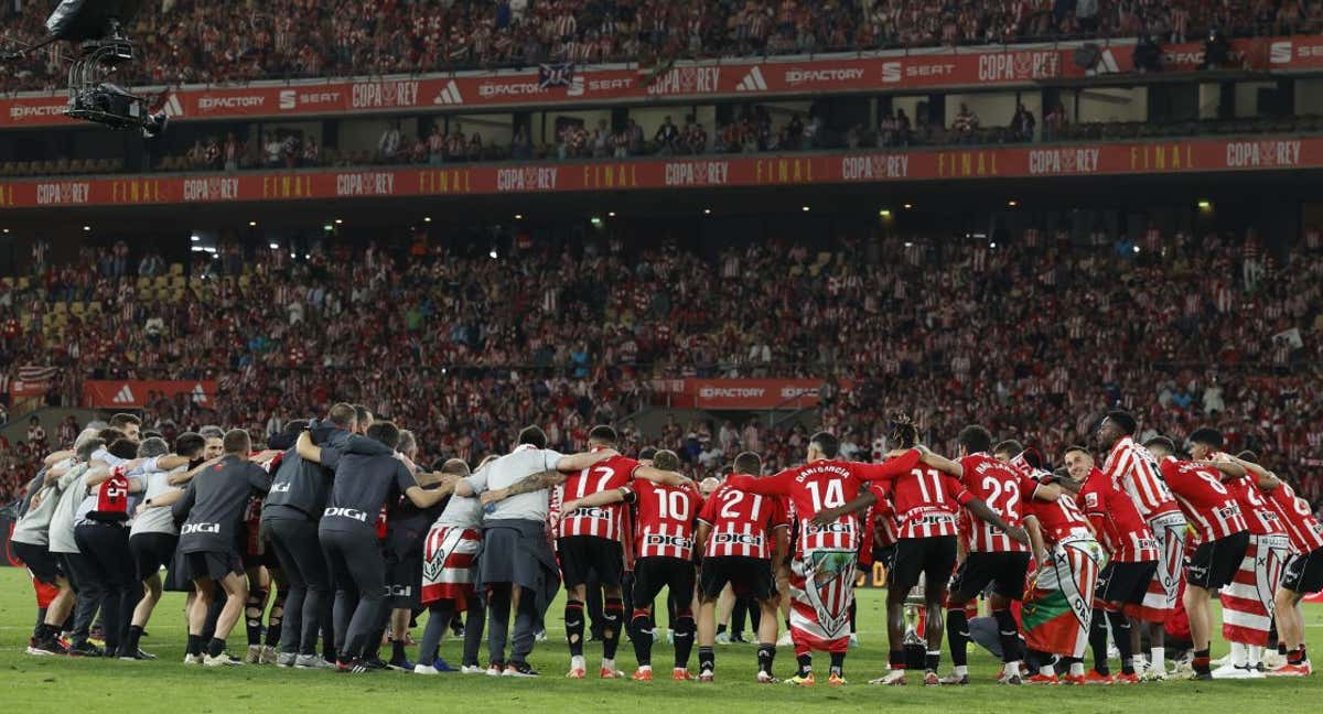 Los jugadores rojiblancos celebran sobre el césped de La Cartuja el título copero.