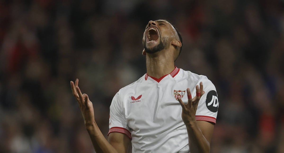 Sow se lamenta tras una acción con el Sevilla.