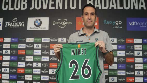 Dani Miret posa con la camiseta de Joventut Badalona tras hacerse oficial que será entrenador del equipo hasta 2026. /EFE