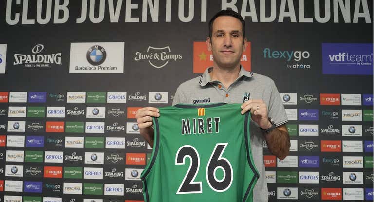 Dani Miret posa con la camiseta de Joventut Badalona tras hacerse oficial que será entrenador del equipo hasta 2026.
