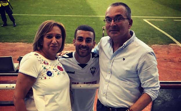 Dani Rodríguez, con su familia durante su etapa en el Albacete.  INSTAGRAM