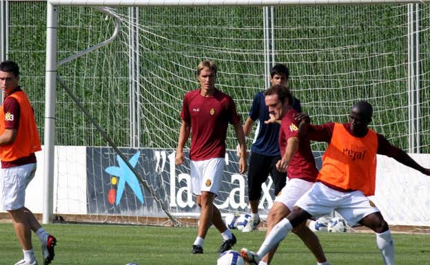 Dorado, en un entrenamiento con el Mallorca.  MALLORCA