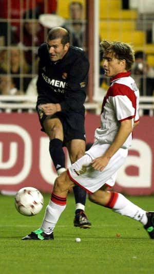 Dorado, en el Rayo, contra Zidane.  GIL-IGNACIO