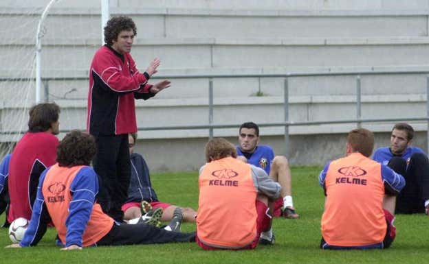Juanma Lillo dirige un entrenamiento del Ciudad de Murcia con Dani Güiza de fondo. AGENCIAS/JUANCHI LÓPEZ