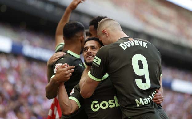 Dovbyk celebra con Couto el primer gol del partido.  EFE
