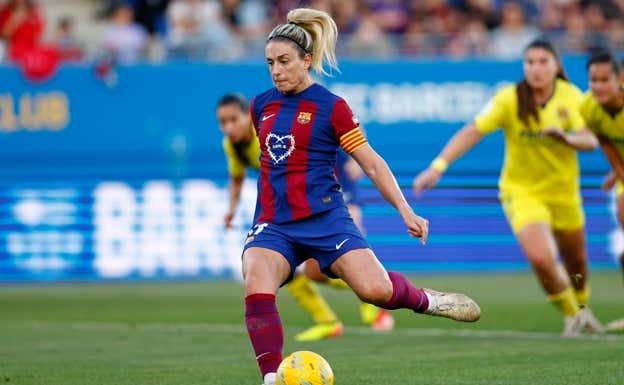 Alexia Putellas tirando un penalti.  EFE