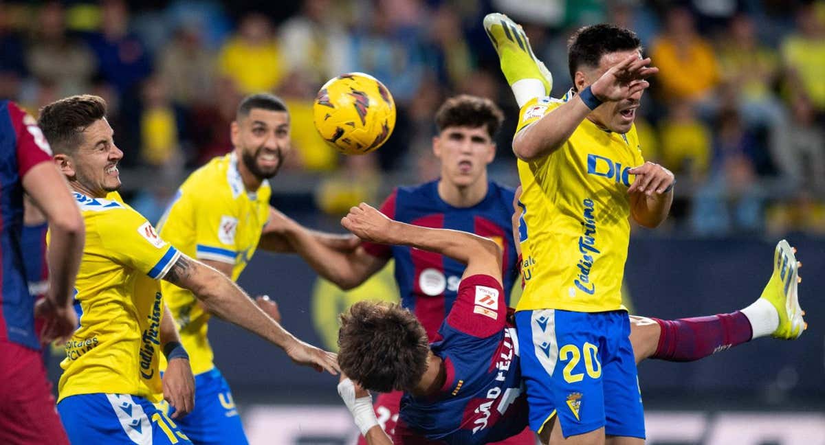 Una genialidad de Joao Félix guía al Barça en Cádiz antes del PSG