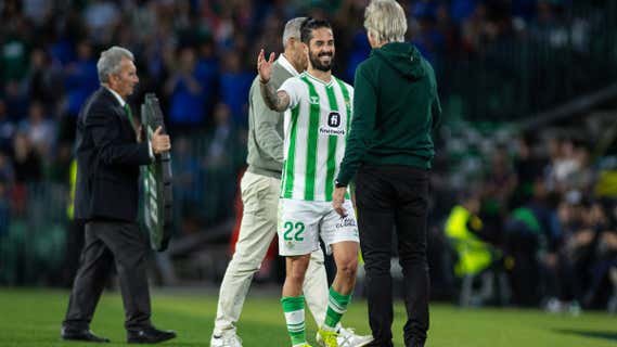 Isco abandona sonriente el terreno de juego./EP