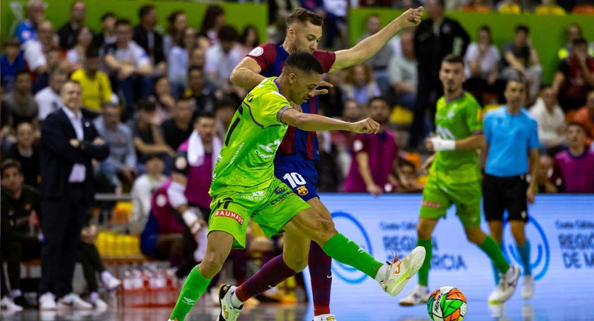 Neguinho y Pito pugnan por un balón en la semifinal de la Copa de España de Cartagena entre el Palma Futsal y el Barça. /RFEF