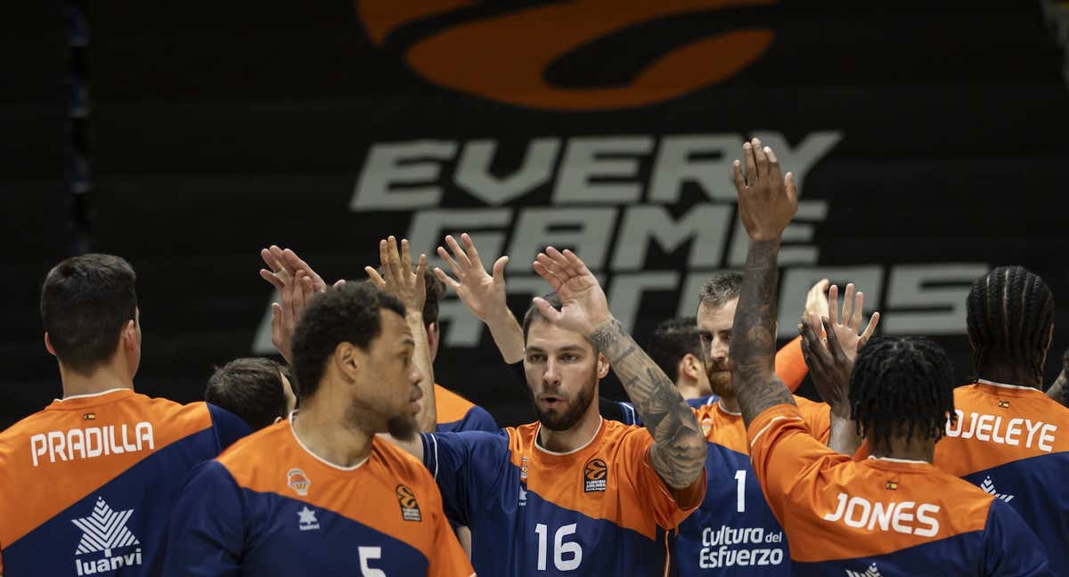Parte de la plantilla de Valencia Basket esta temporada en un partido de Euroliga.