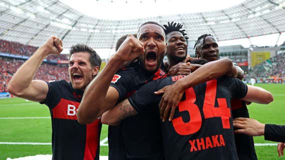 Los jugadores del Bayer Leverkusen celebran uno de sus goles en el partido contra el Werder Bremen que les dio el título de la Bundesliga. /REUTERS/Kai Pfaffenbach