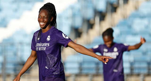 El Real Madrid aprovecha los pinchazos y se aferra a la segunda plaza entre cánticos de «Tere, quédate»
