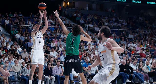 Gabriel Deck vuelve a salvar al Real Madrid con un triple agónico y el Joventut habla de «robo»