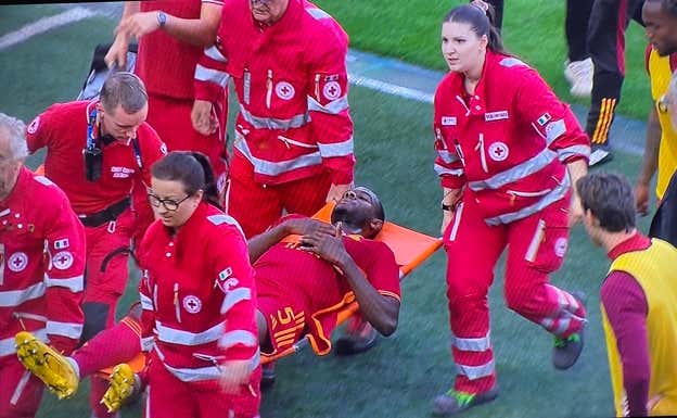 Ndicka abandona el terreno de juego consciente y levantando el pulgar.  DAZN ITALIA
