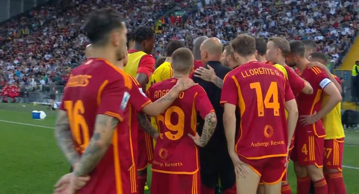 Los jugadores de la Roma, poco después del incidente médico con Ndicka.