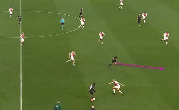 Una vez recibe Frimpong, el carrilero, Adli es el que rompe a la espalda del lateral rival. El Leverkusen de Alonso es un equipo que maneja muy bien los tempos de cada jugada y el ver dónde llevar al rival.